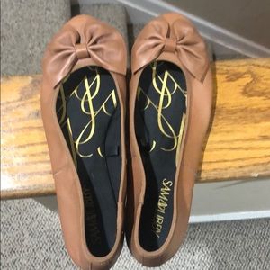 Sam and Libby Flats with bow.